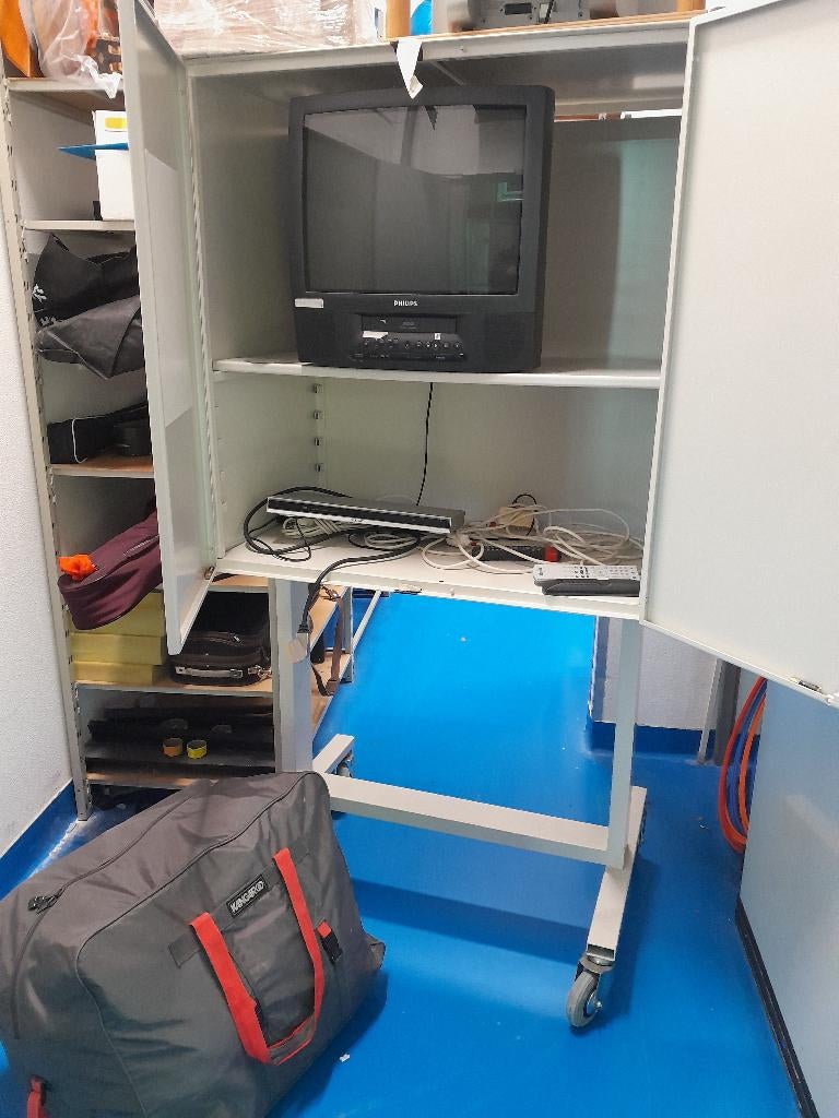 tv met inbouw video en losse dvd speler in mobiele kast, Ophalen, Gebruikt, Overige merken