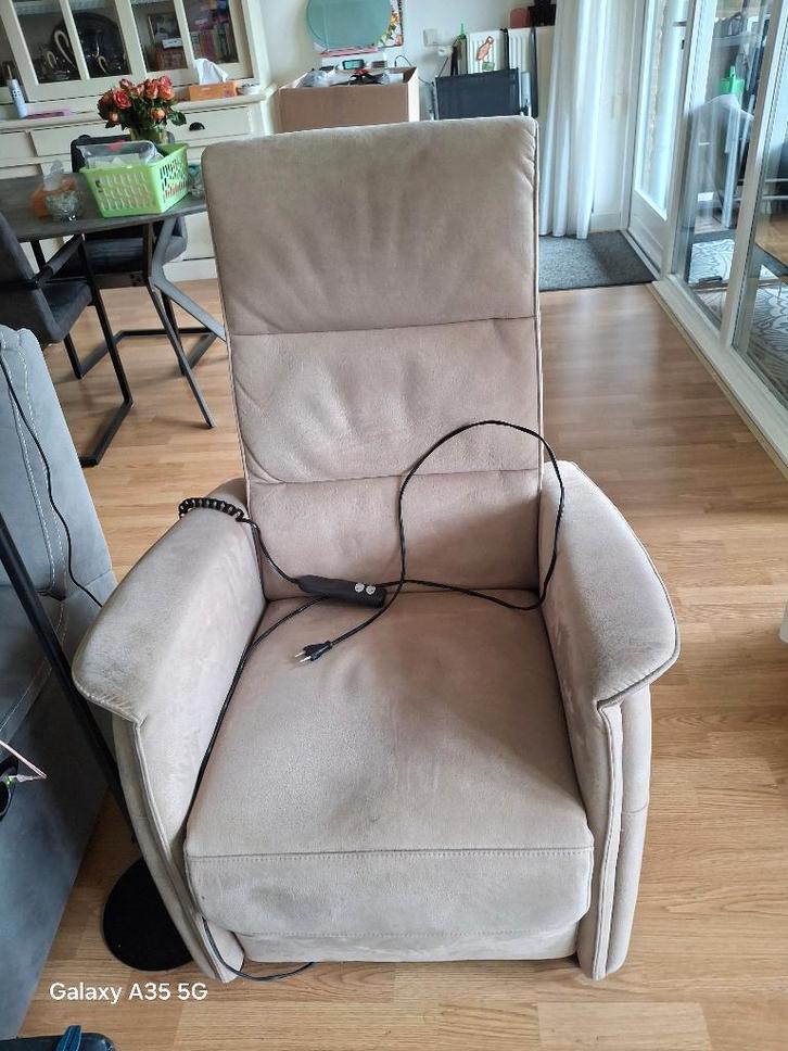 Elektrische sta op stoel, Huis en Inrichting, Fauteuils, Gebruikt, Stof, 50 tot 75 cm, 75 tot 100 cm, Ophalen