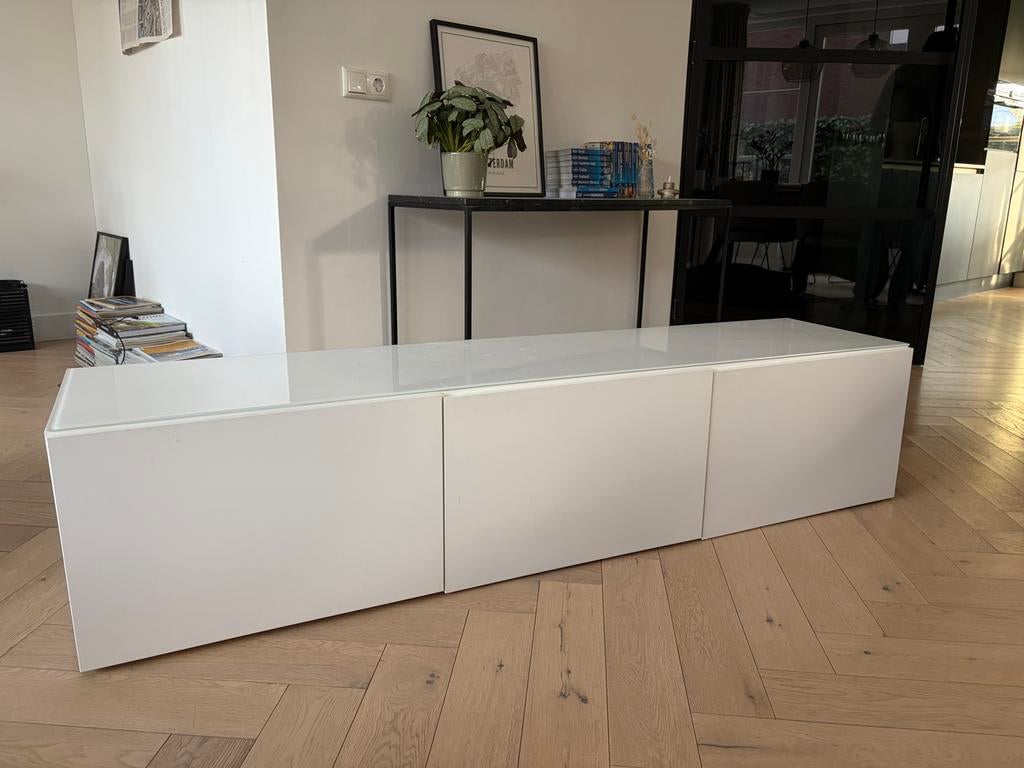 IKEA wit tv-meubel met glazen blad, Ophalen, Overige materialen, Gebruikt, 150 tot 200 cm