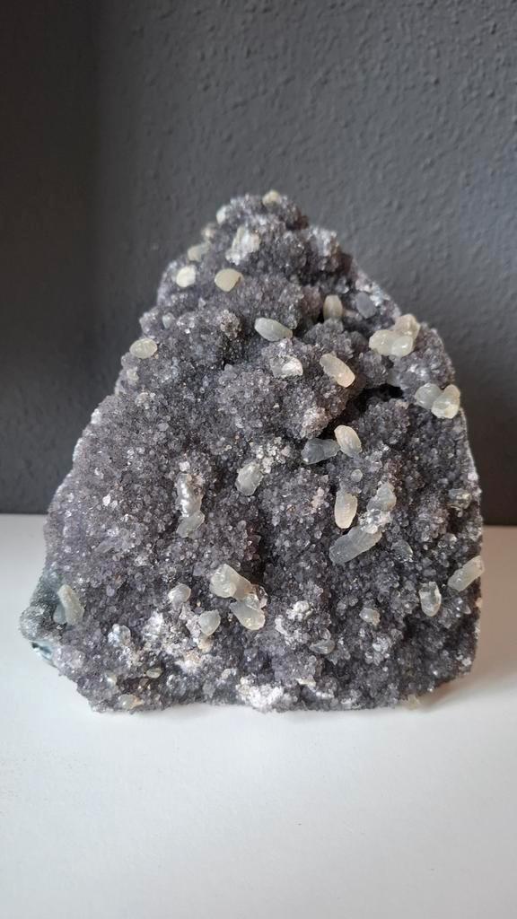 Zwarte Amethist Geode met Calciet Kristallen, Verzamelen, Mineralen en Fossielen, Ophalen of Verzenden