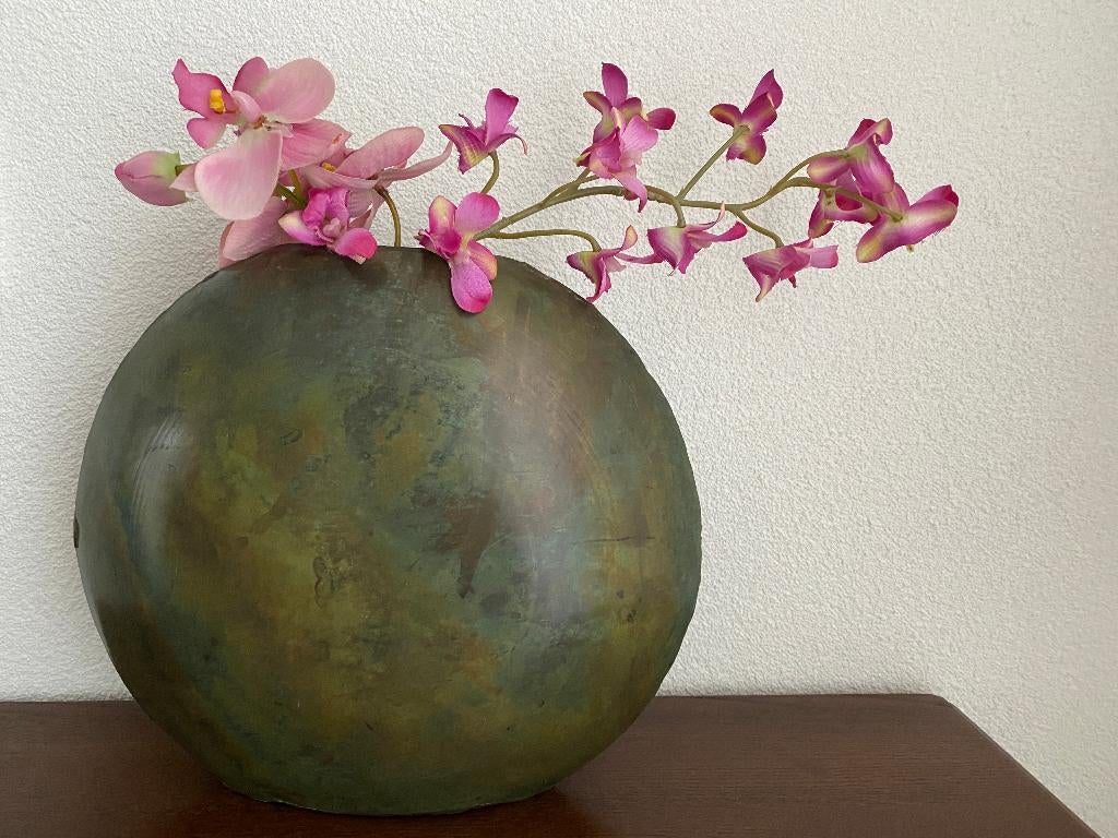 metalen vaas rond plat, Huis en Inrichting, Woonaccessoires | Vazen, Ophalen, Overige materialen, Gebruikt, Overige kleuren