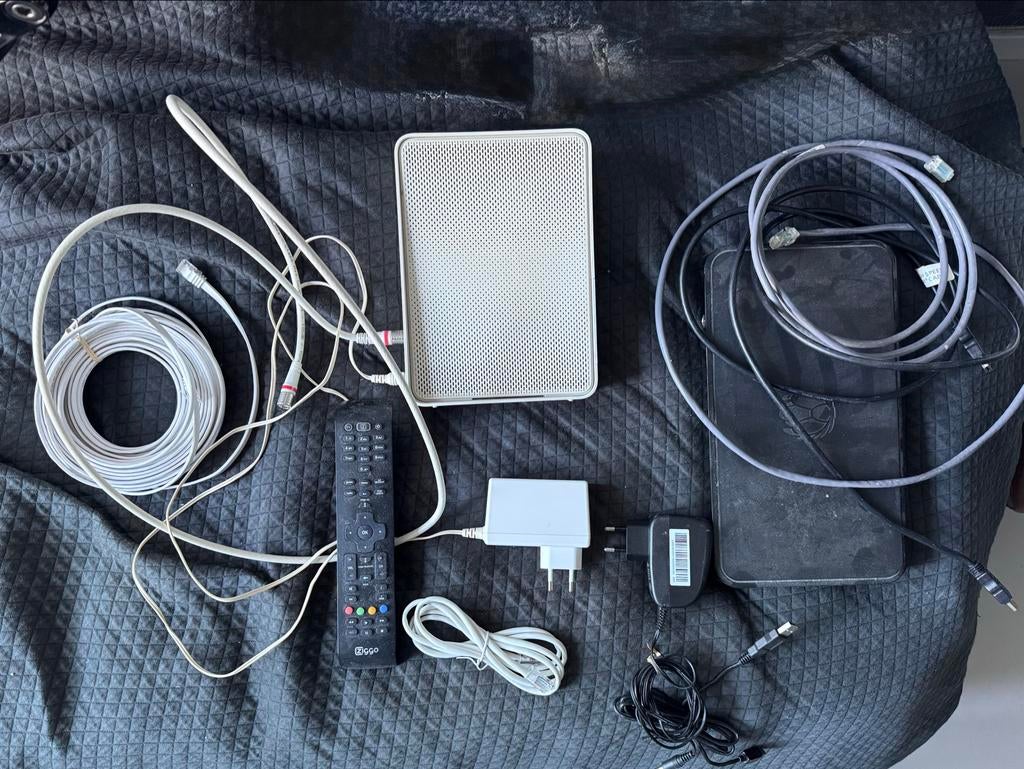 UPC en Ziggo modem met kabels en afstandsbediening, Ophalen, Gebruikt, Router met modem