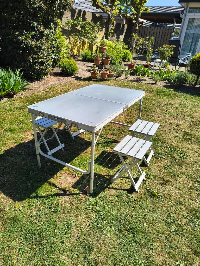 Opvouwbare aluminium campingtafel met 4 krukjes, Caravans en Kamperen, Ophalen, Gebruikt, Campingtafel
