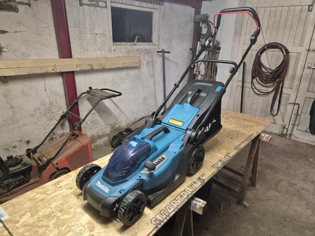 Makita Accu Grasmaaier DLM330 - Zo goed als nieuw, Cirkelmaaier, Accu-grasmaaier, Ophalen of Verzenden, Zo goed als nieuw