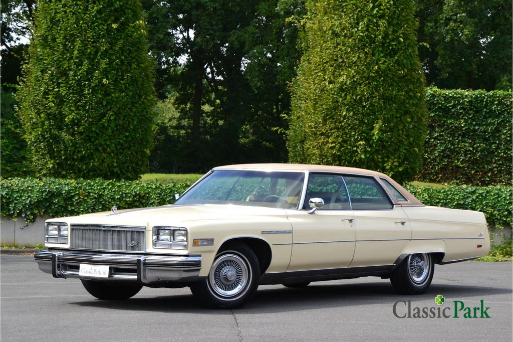 Buick Electra Limited 4-door Sedan Hardtop (bj 1976), Auto's, Oldtimers, Automaat, Achterwielaandrijving, Overige kleuren, Velours