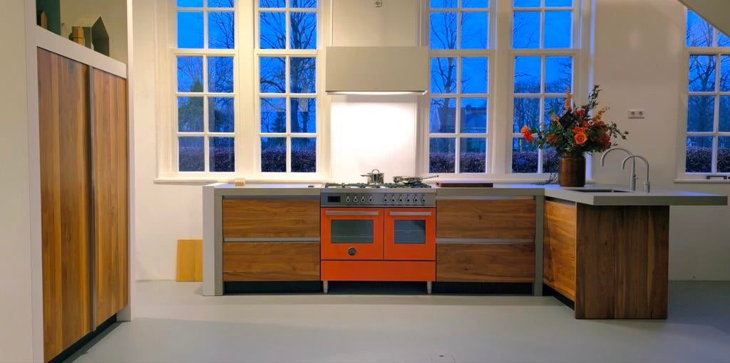 Massief noten keuken met oranje fornuis, Huis en Inrichting, Ophalen, Enkelwandige keuken, Greeploos, Graniet of Steen