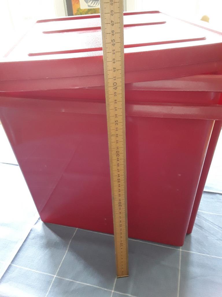 Gratis ophalen 2 rode kratten met deksel, Ophalen, Zo goed als nieuw