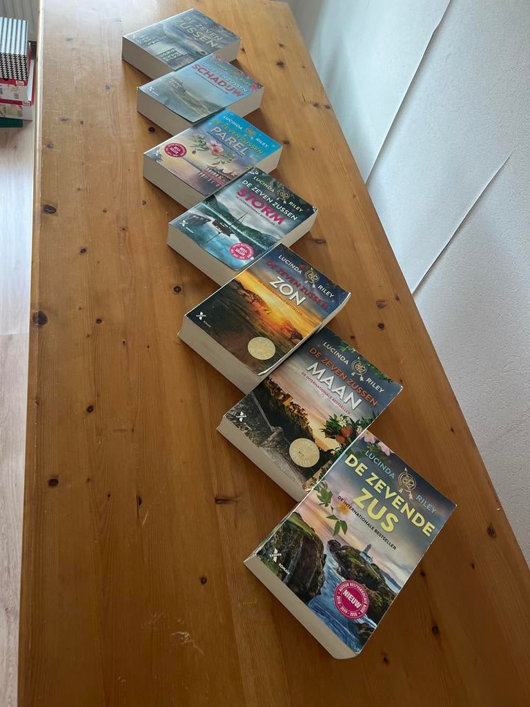 De Zeven Zussen serie - Lucinda Riley (7 boeken), Ophalen of Verzenden, Zo goed als nieuw, Nederland