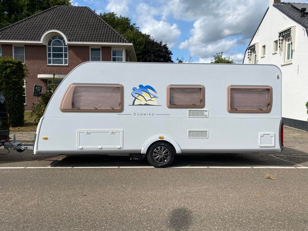 Knaus Südwind 500 FU met mover, airco, luifeltent, voortent, Caravans en Kamperen, Caravans, Vast bed, Rondzit, Particulier, 4 tot 5 meter