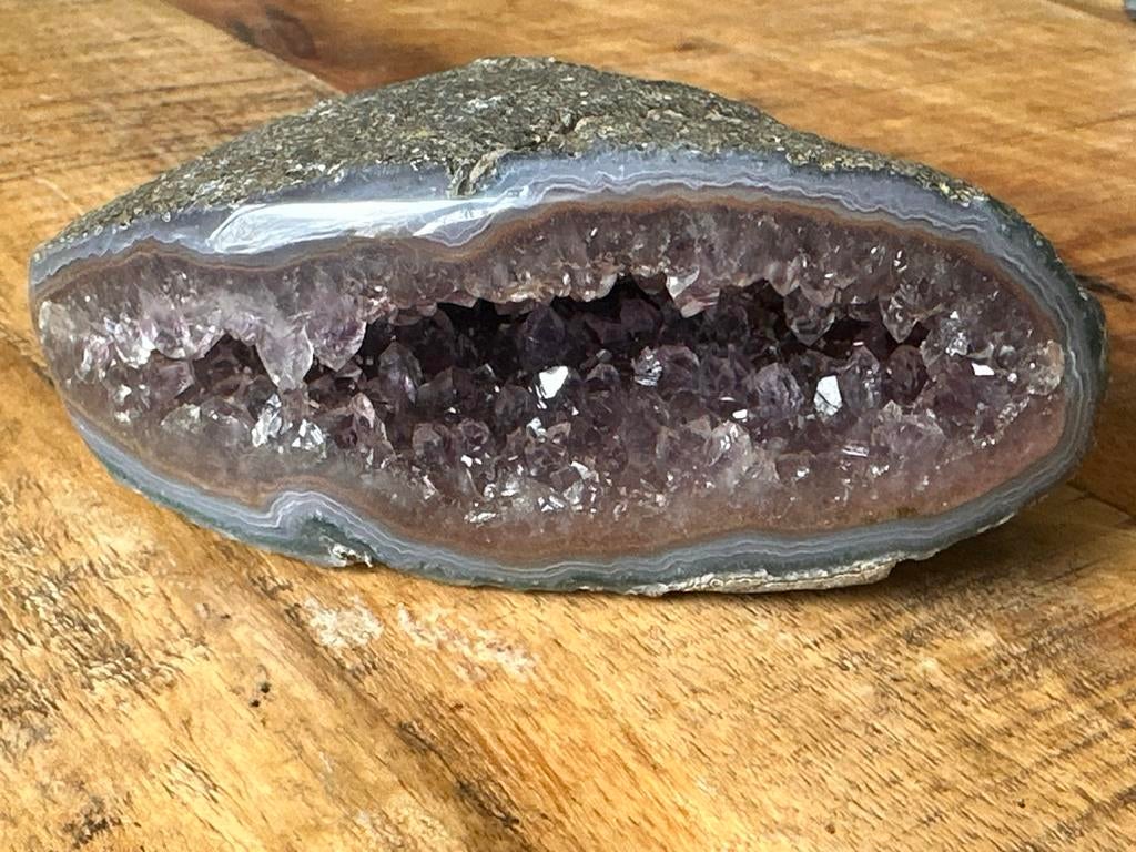 Prachtige Amethist Geode - Natuurlijke Kristalformatie, Verzamelen, Mineralen en Fossielen, Ophalen of Verzenden, Mineraal