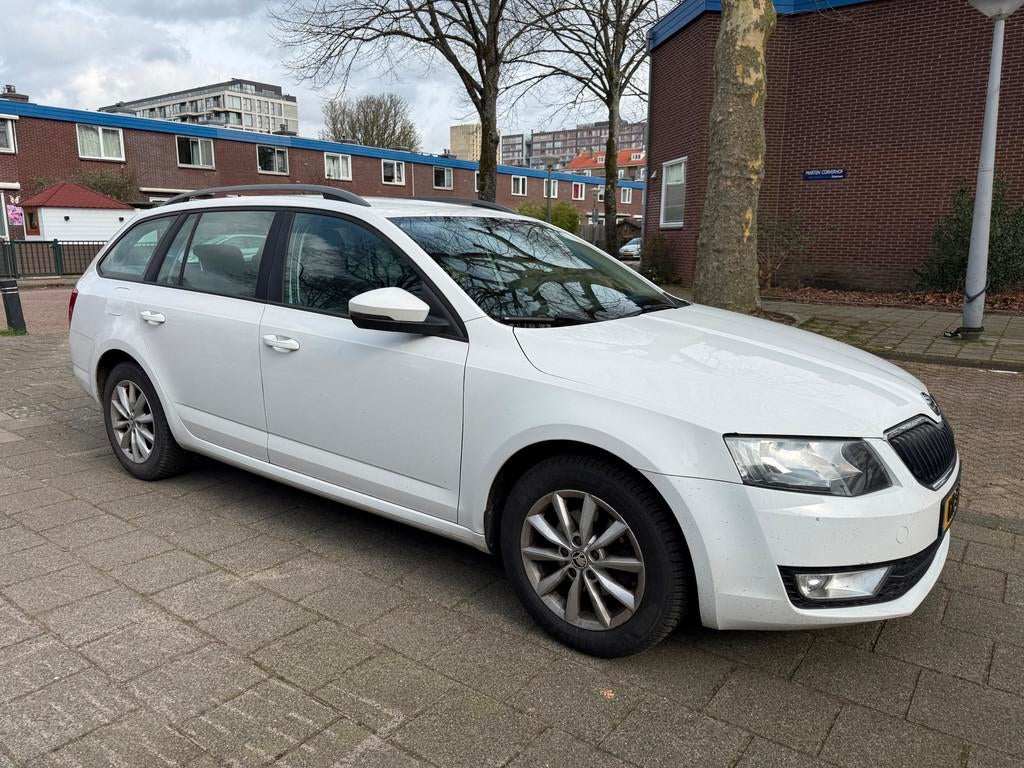 Skoda Octavia Combi 1.6 TDI Automaat Businessline Cruise Sno, Stof, Gebruikt, 4 cilinders, Wit