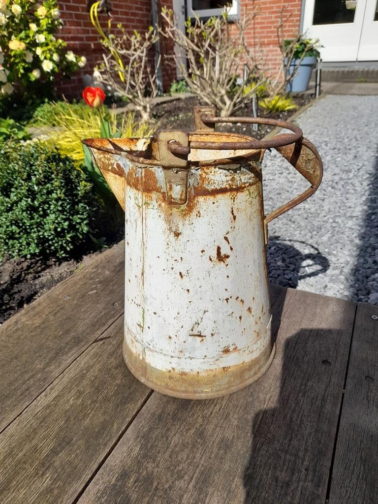 Brocante ijzeren emmer met schenk tuit, Ophalen
