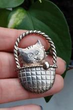 Vintage broche kat in een mandje, Ophalen of Verzenden, Zo goed als nieuw, Overige materialen