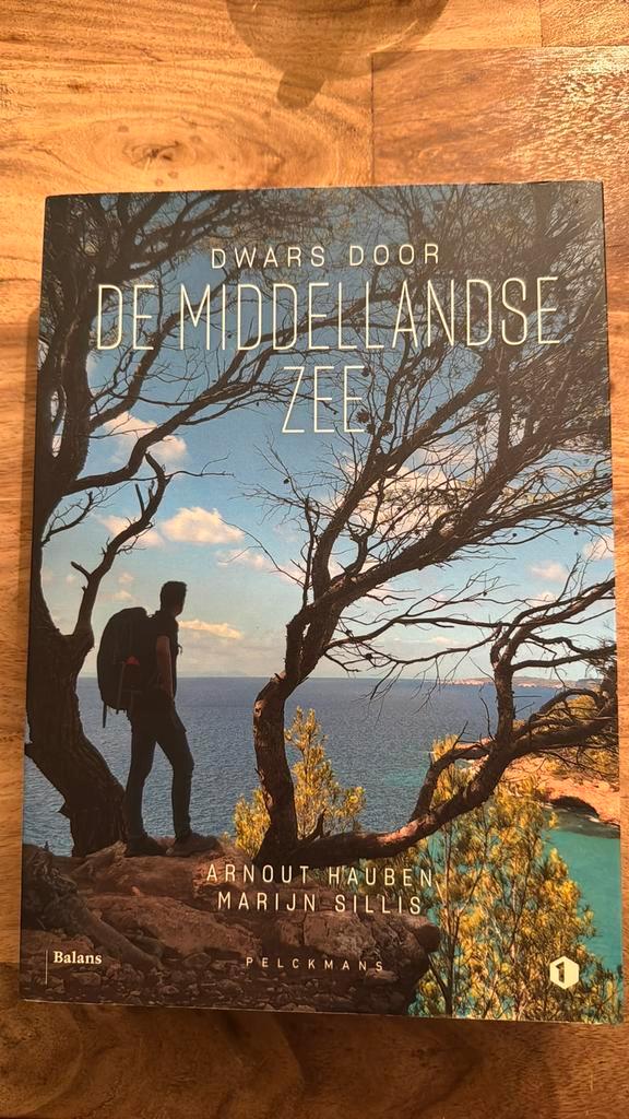 Arnout Hauben - Dwars door de Middellandse Zee, Boeken, Politiek en Maatschappij, Zo goed als nieuw, Nederland, Ophalen of Verzenden