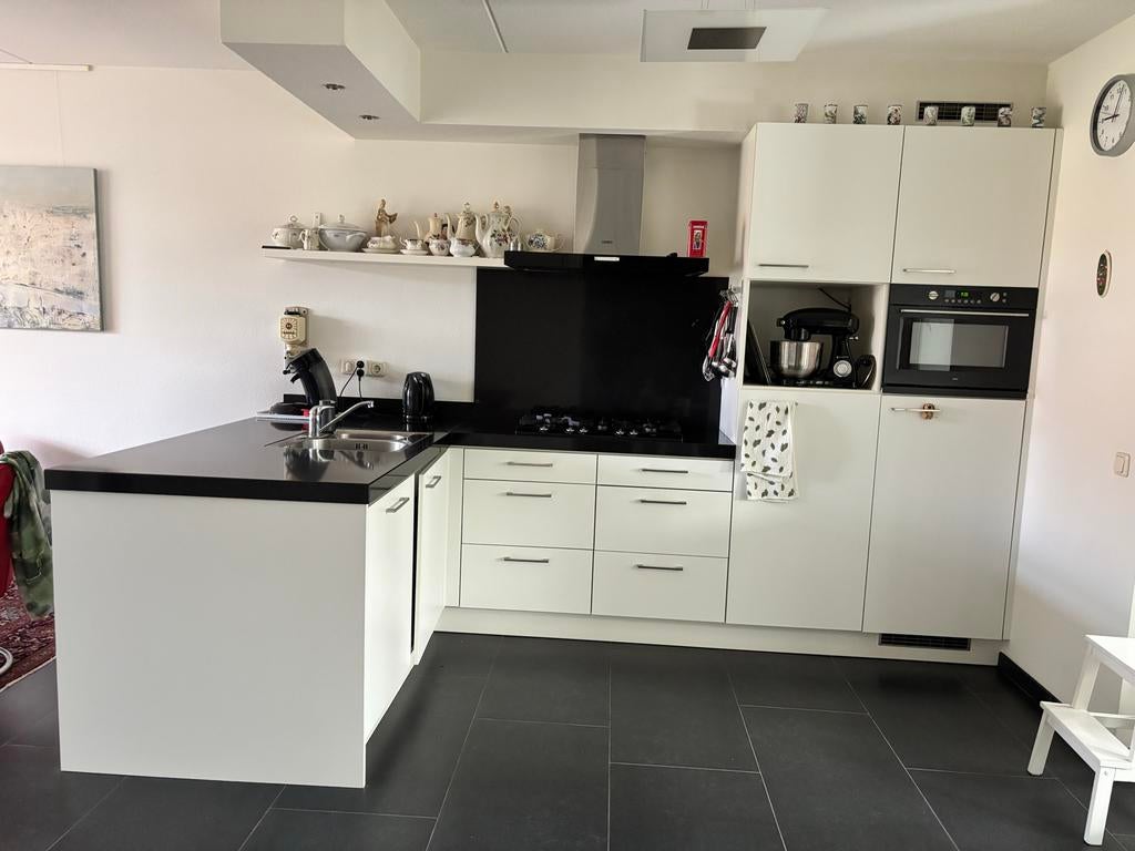 Nette keuken met schiereiland incl. apparatuur, Huis en Inrichting, Keuken | Complete keukens, Ophalen, Gebruikt, Wit, Hoekkeuken