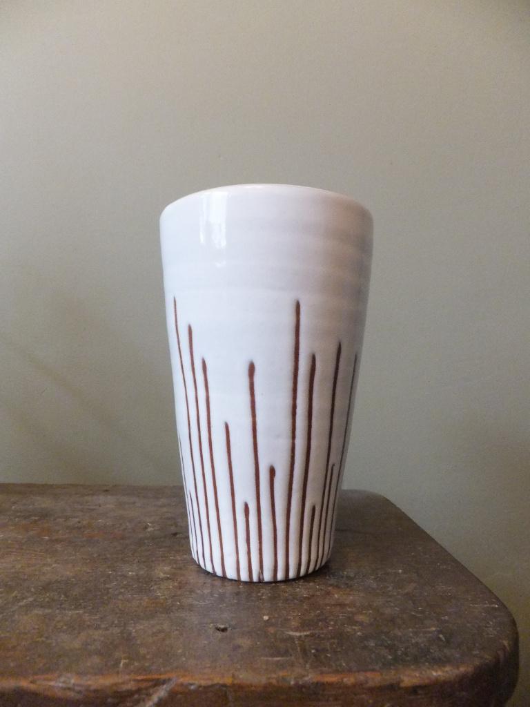 vintage jaren 60 vaas sgrafitto wit rood aardewerk Haemstede, Ophalen