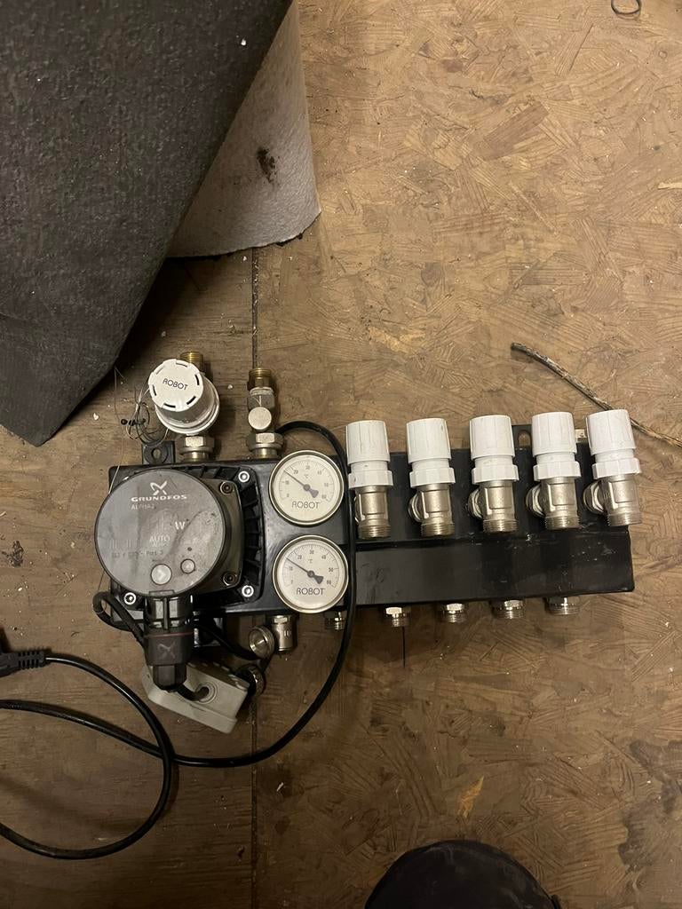 Vloerverwarmingsverdeler robot, Ophalen, Zo goed als nieuw, Minder dan 60 cm, Radiator