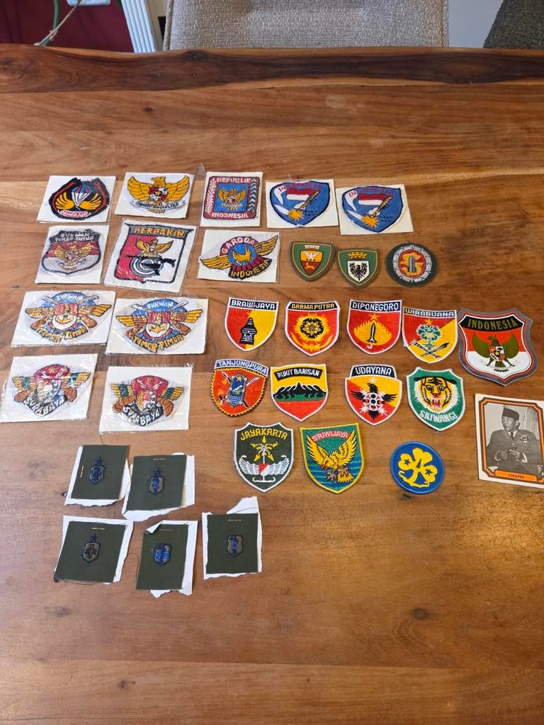 Groot lot emblemen Indonesië, Verzamelen, Ophalen of Verzenden, Landmacht, Nederland, Embleem of Badge