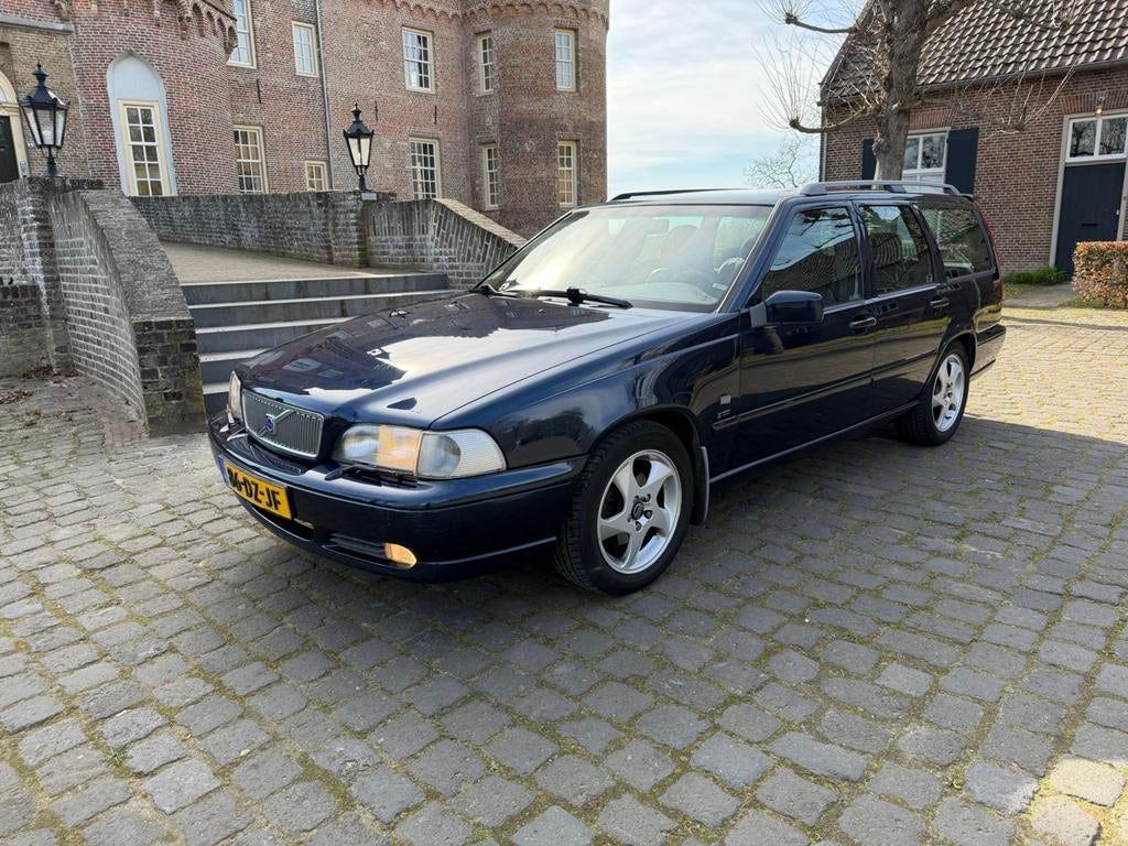 Volvo V70 170PK AUT 2000 koude airco, APK!, Auto's, Blauw, 1465 kg, 2435 cc, 1600 kg