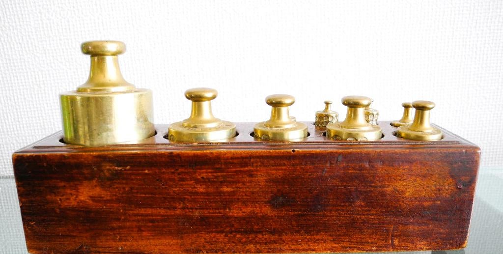 Messing gewichten in houten kist – geijkt (jaren 1870-1912), Antiek en Kunst, Antiek | Koper en Brons, Ophalen of Verzenden