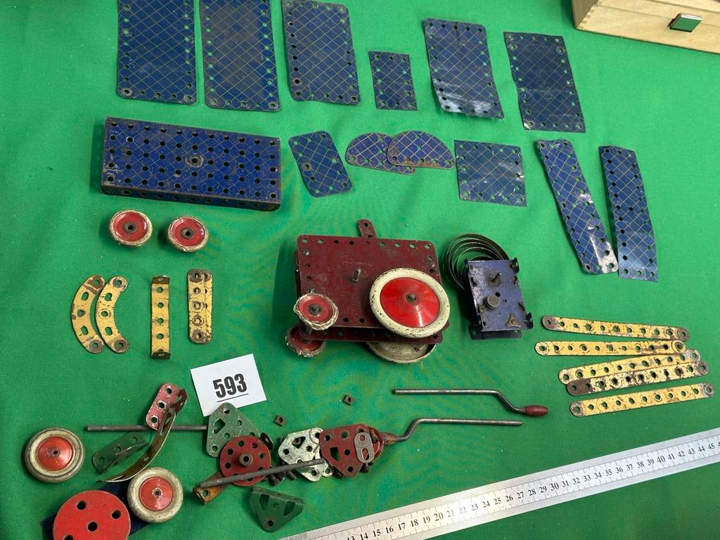 593- Meccano: 2 opwindmotoren en diverse onderdelen, Ophalen of Verzenden