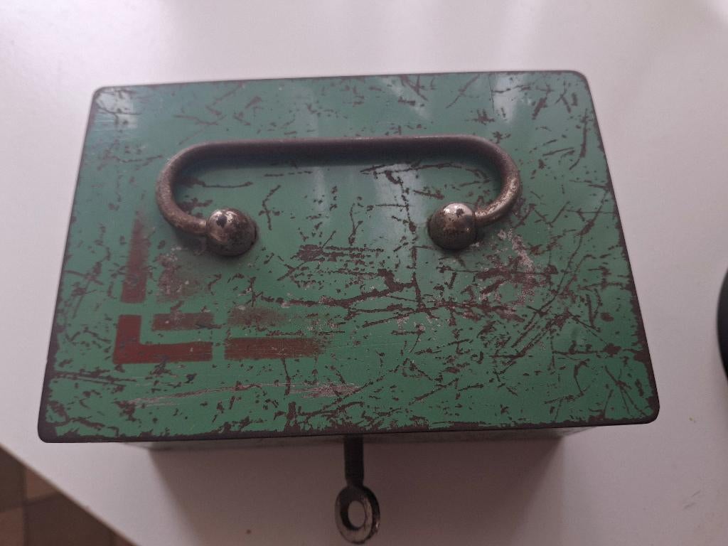 Vintige metalen geldkistje, Huis en Inrichting, Woonaccessoires | Kisten, Minder dan 50 cm, Gebruikt, Minder dan 50 cm, Ophalen of Verzenden