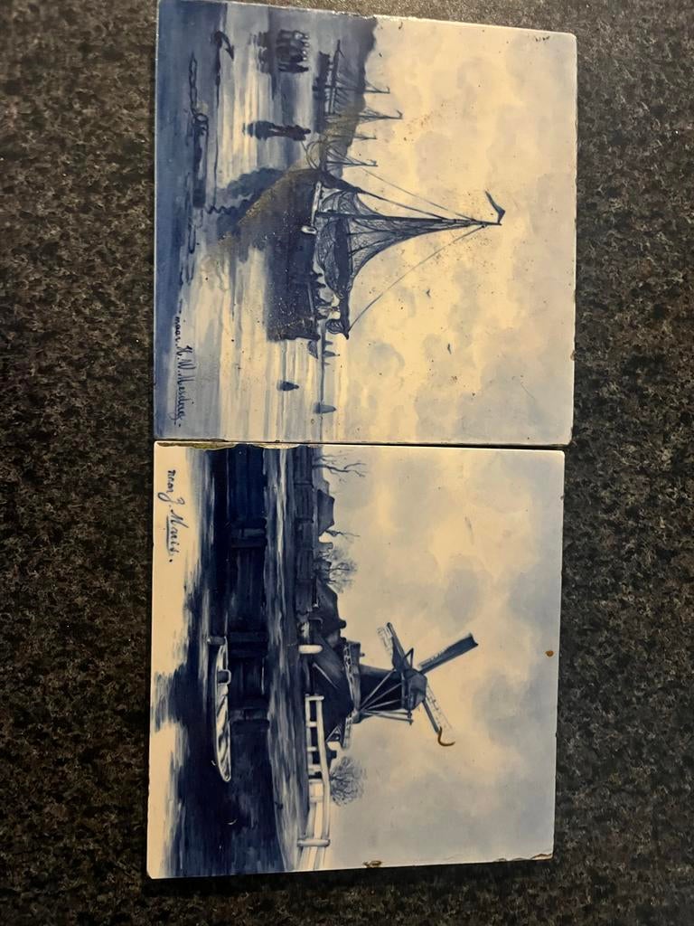 Twee antieke Delfts blauwe tegels, gesigneerd, Ophalen of Verzenden