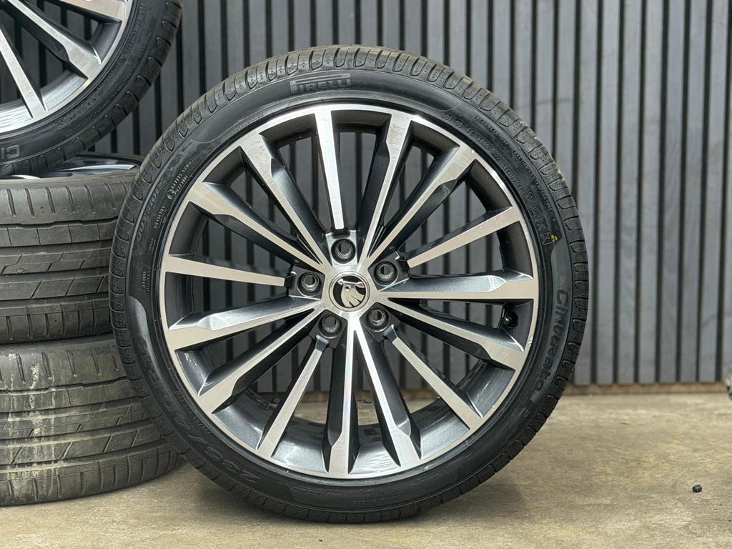 19 inch Skoda phoenix Octavia Karoq superb 7mm gem. €1149,-, Auto-onderdelen, Banden en Velgen, Ophalen, Zomerbanden, Banden en Velgen