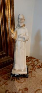 Oud Italiaans Pater Pio beeld op marmeren sokkel, Ophalen of Verzenden