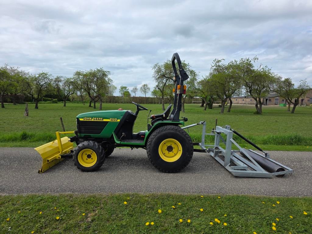 John deere 4100 HST + Manegevlakker, Overige merken, Gebruikt, Tot 2500, Ophalen of Verzenden