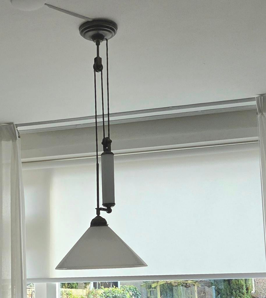 Hanglamp met katrol, 1 witte glazen kap. Messing., Ophalen, Gebruikt, Glas, 75 cm of meer