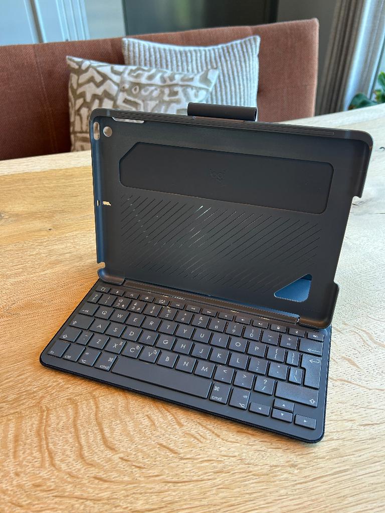 Logitech Folio keyboard case iPad 6, 10 inch, Logitech, Bescherming voor- en achterkant, Zo goed als nieuw