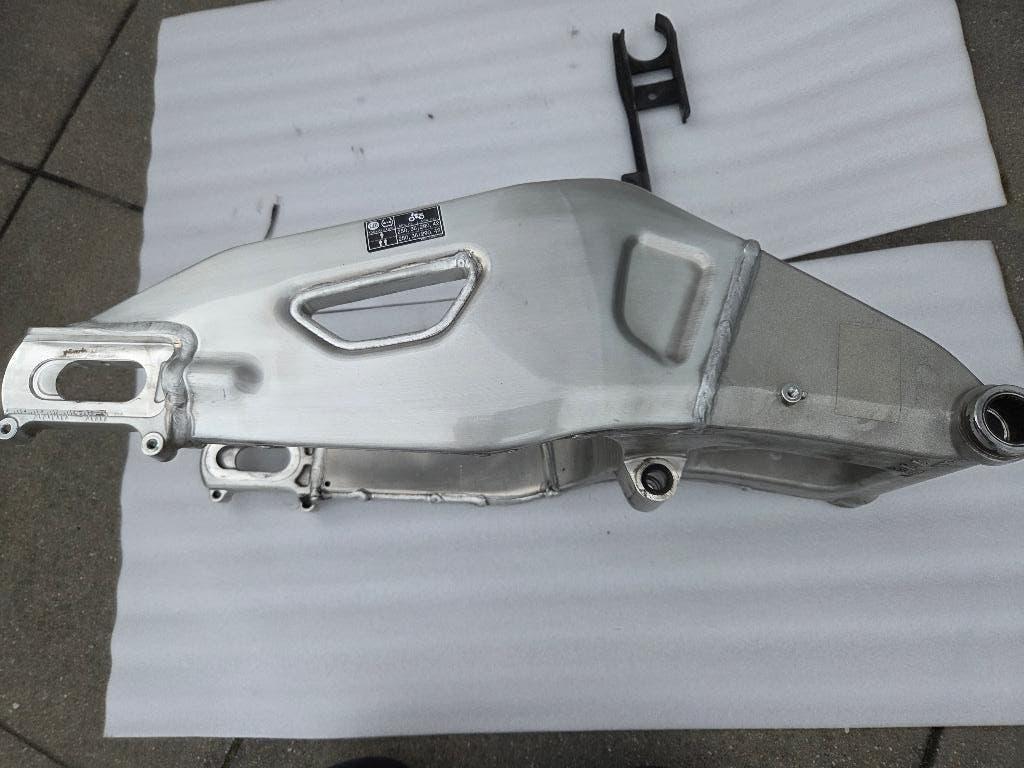 Yamaha R1M achterbrug (swingarm) B4S221100000, Motoren, Verzenden, Gebruikt