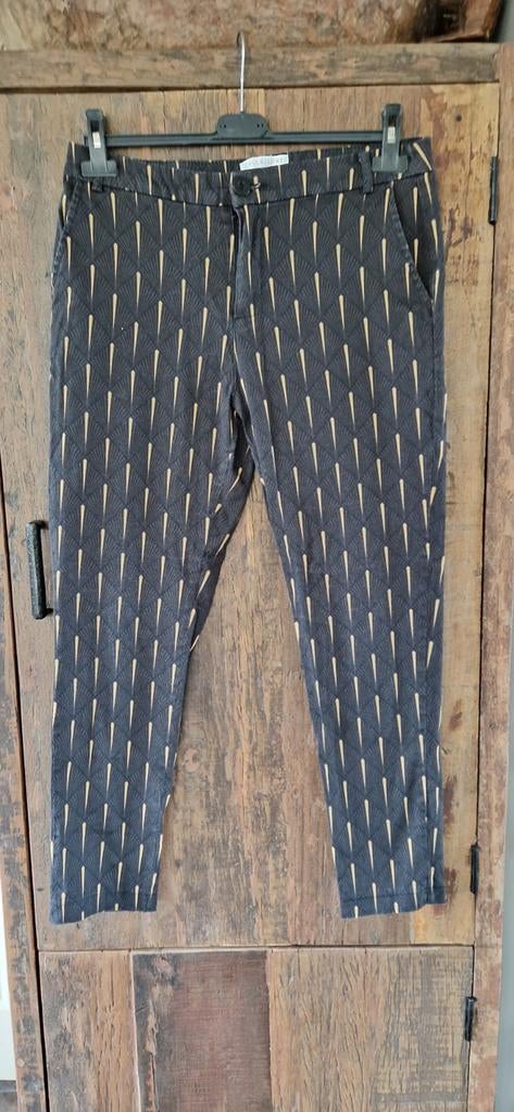 Broek

Chic&jeune

Zwart met beige veegjes, Maat 38/40 (M), Zwart, Ophalen of Verzenden, Zo goed als nieuw