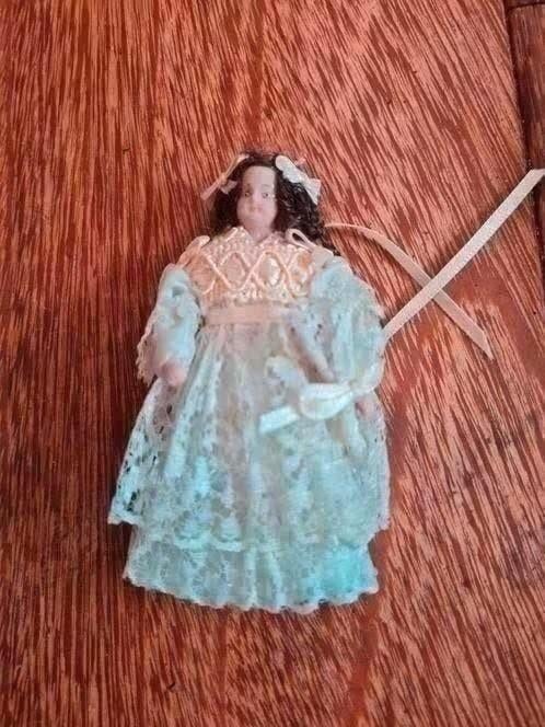 poppenhuis miniaturen porseleinen popje nr 30, Verzamelen, Ophalen of Verzenden, Zo goed als nieuw, Poppenhuis