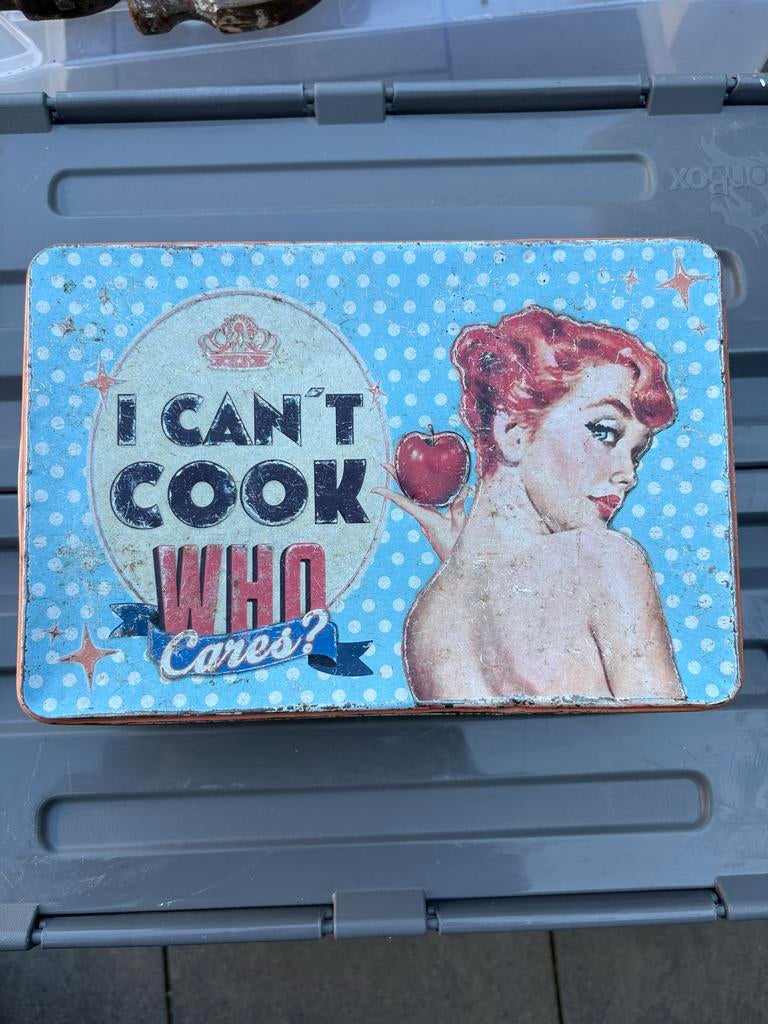 Vintage blikken trommel 'I Can't Cook Who Cares?', Verzamelen, Blikken, Ophalen of Verzenden, Gebruikt, Koek(jes), Overige merken