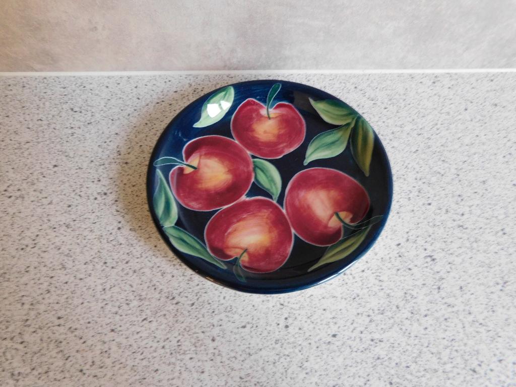 Bord 11 cm. Appel Vic's Handpainted, Ophalen of Verzenden, Zo goed als nieuw, Bord(en), Overige stijlen