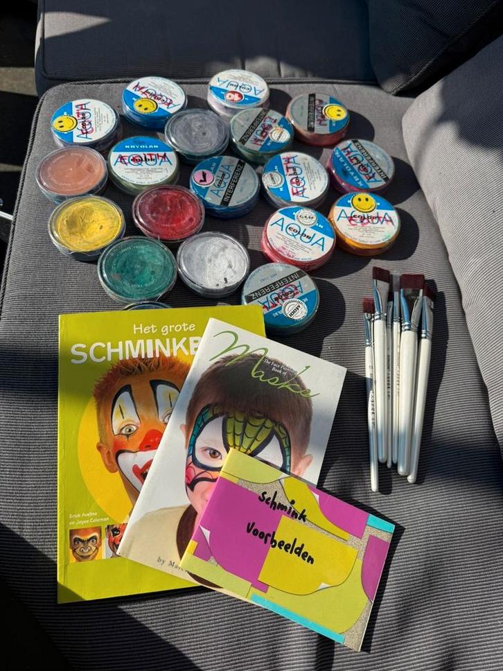 Schmink set: 20 kleuren, penselen en boeken, Hobby en Vrije tijd, Knutselen, Gebruikt, Materiaal, Ophalen of Verzenden