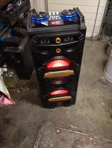 Leuke muziek boks met versterker 700 watt  beschikbaar voor biedingen
