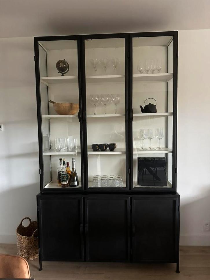 Vitrinekast zwart, Huis en Inrichting, Kasten | Vitrinekasten, Zo goed als nieuw, 200 cm of meer, 25 tot 50 cm, Glas, Ophalen