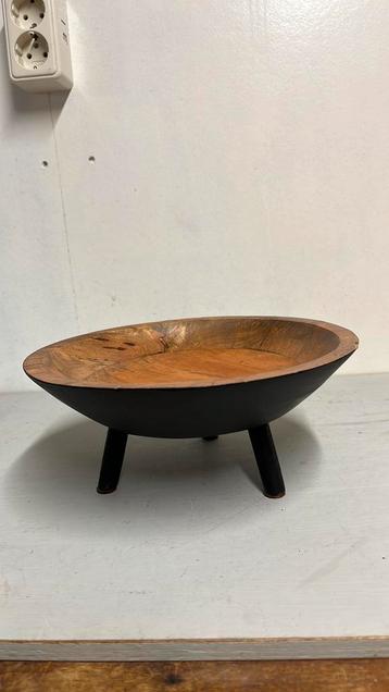 Decoratieve Houten schaal op 3 poten beschikbaar voor biedingen