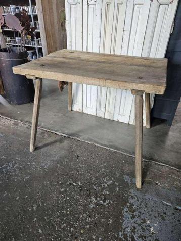stoere oude werktafel ,side-table``WOONWINKEL RUSTIEK`` beschikbaar voor biedingen
