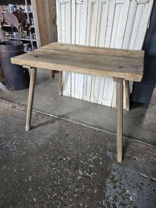 stoere oude werktafel ,side-table``WOONWINKEL RUSTIEK``, Huis en Inrichting, Tafels | Sidetables, Ophalen