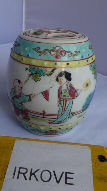 CHINEES PORSELEIN POTJE MET ZOTJE * Tonnetje * beschikbaar voor biedingen