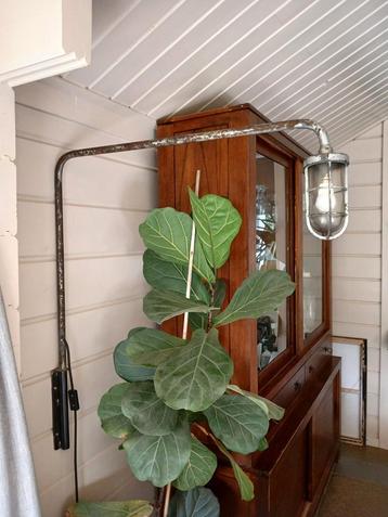Unieke wandlamp , draaibaar, gemaakt van antieke Franse lamp beschikbaar voor biedingen