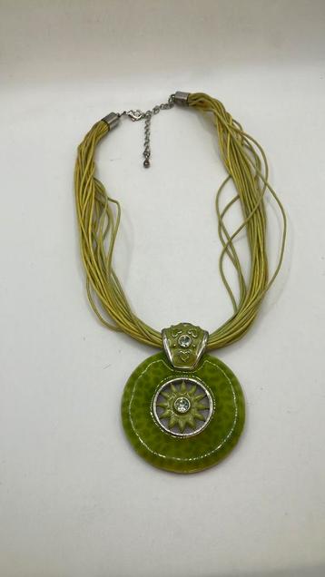 Ketting van gevlochten draad met bijpassende groene hanger. beschikbaar voor biedingen