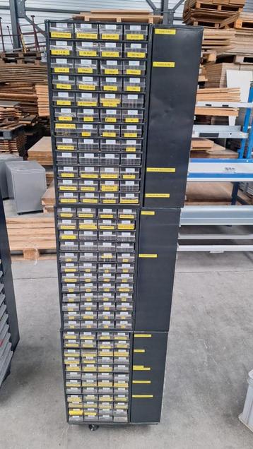 Carrousel met bakjes gebruikt €250,- p/st ex beschikbaar voor biedingen