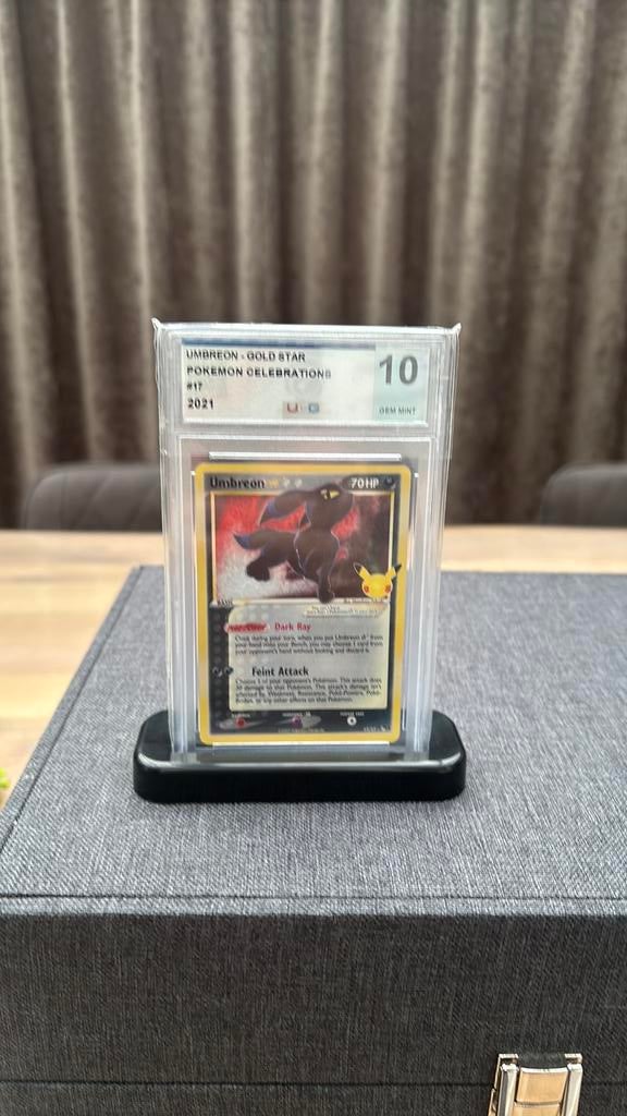 Umbreon celebrations gegrade 10, Hobby en Vrije tijd, Verzamelkaartspellen | Pokémon, Ophalen of Verzenden, Zo goed als nieuw