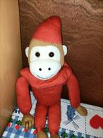 speelgoed Museum aap knuffel met rood pak 39 cm, Ophalen of Verzenden