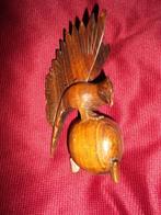 Houtsnijwerk van een vogel op een bol, Ophalen of Verzenden